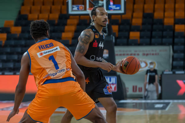 行了深入研 行了深入研